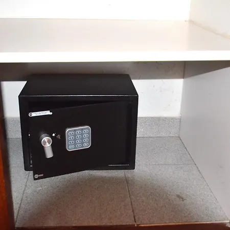 Valdes Center Apartman *